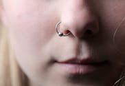 Une adolescente privée de collège à cause de son piercing au nez, sa mère est complètement démunie