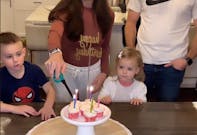 Une maman influenceuse organise une « fête de sevrage » après avoir allaité sa fille pendant trois ans (Vidéo)