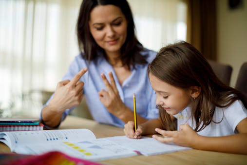 9 conseils pour aider mon enfant à faire ses devoirs tout seul