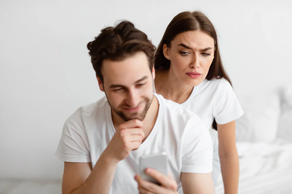 Espionner le téléphone de son conjoint peut coûter cher | Parents.fr
