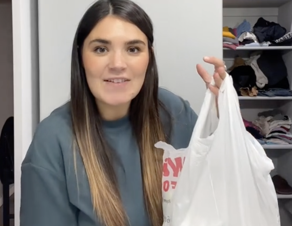 « 17 couches sales qui traînent » : une mère qui ne jette pas les ...