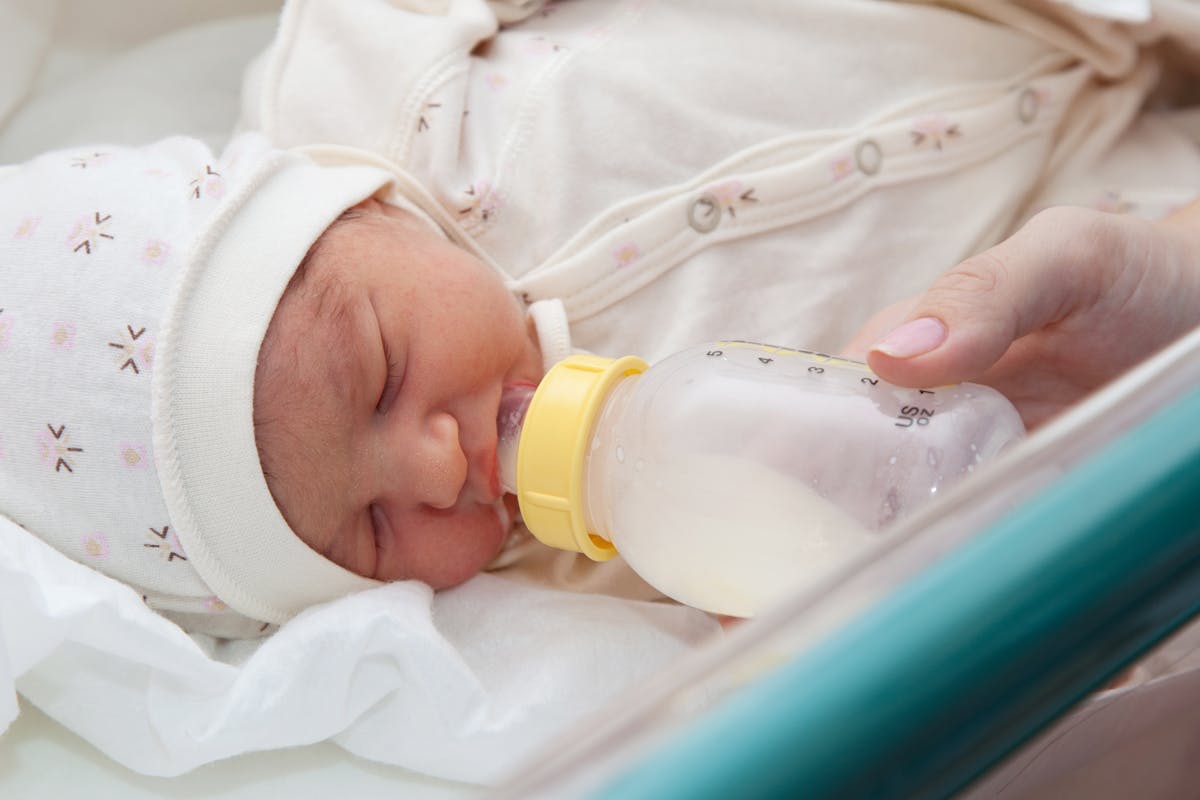 Soon “a bottle with excrement” to develop the microbiota of babies born by cesarean section?