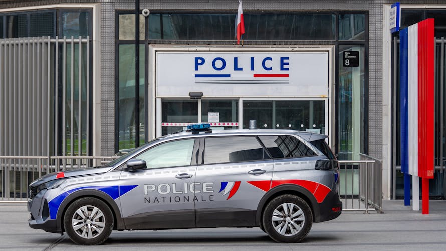 commissariat et voiture de police