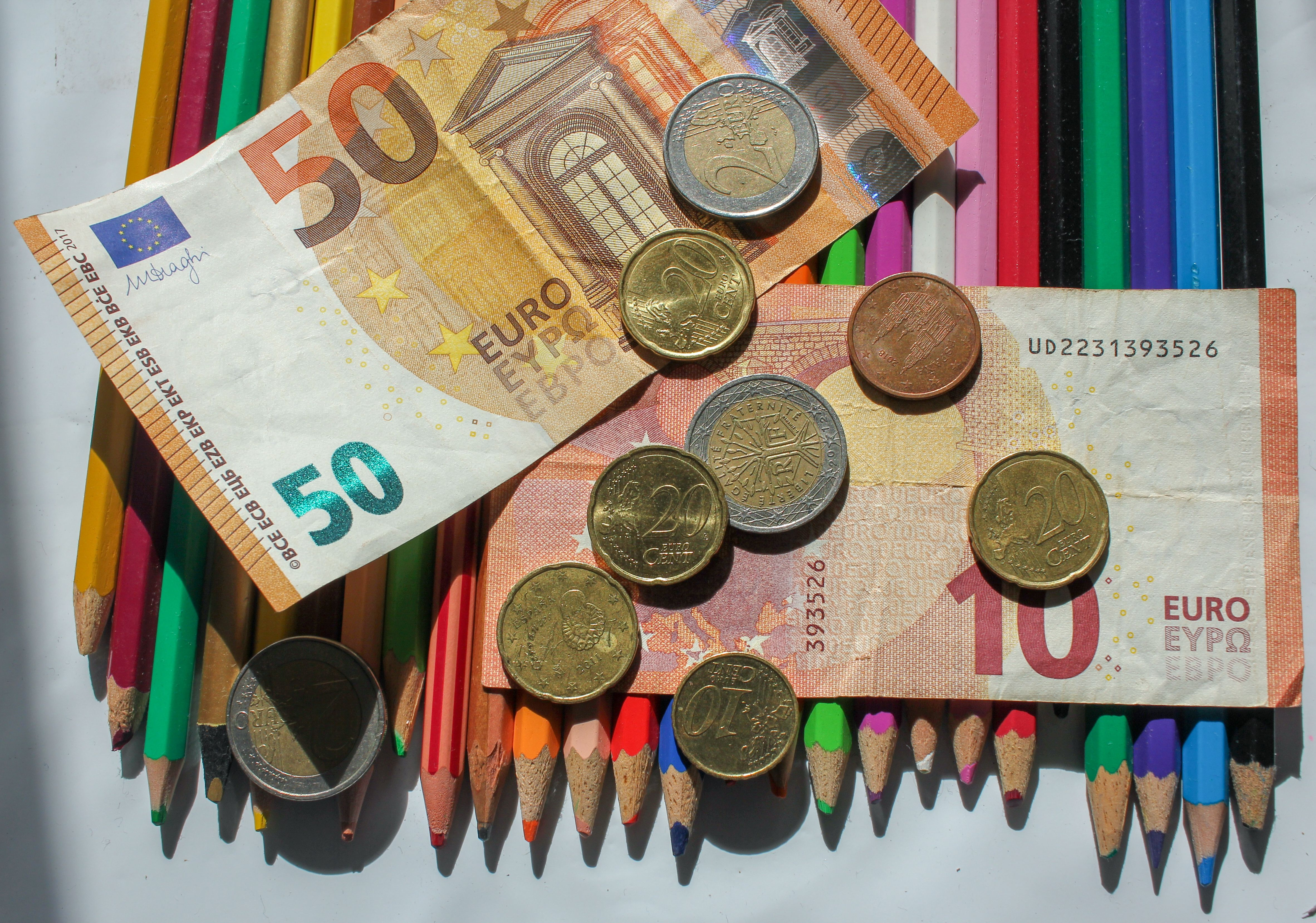 Allocation de rentrée scolaire 2025 : le plafond de ressources réévalué ...