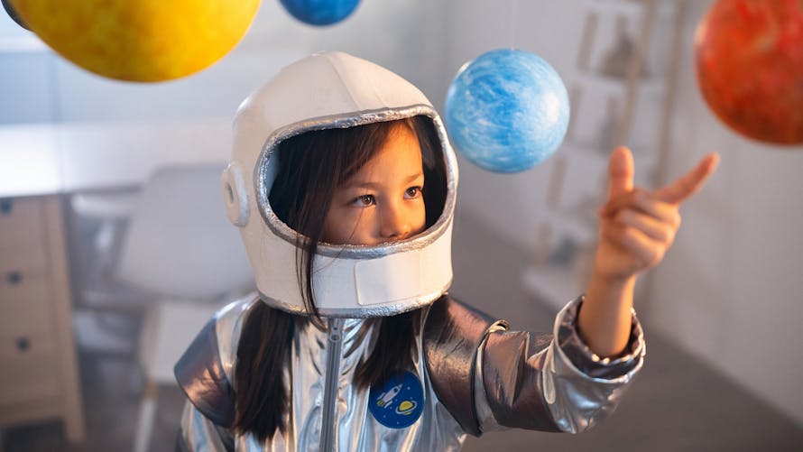 petite fille et planètes