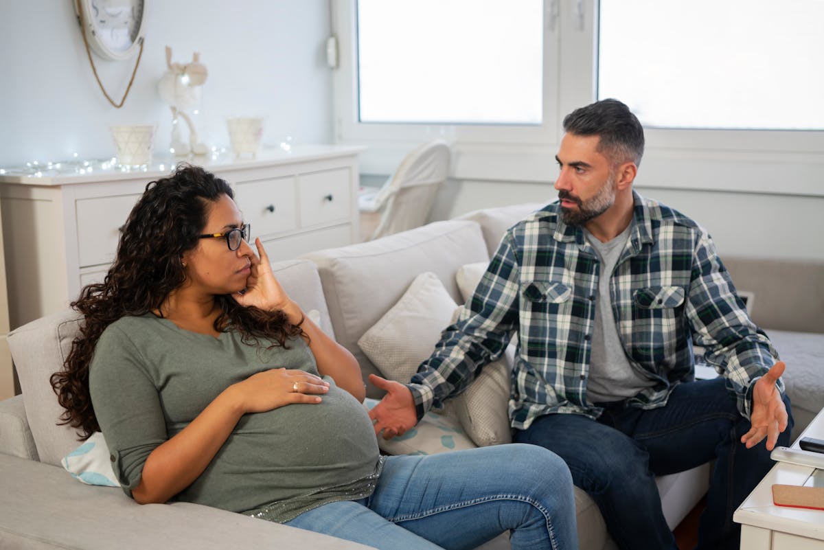 Ce futur papa ne sait pas comment convaincre sa femme de renoncer aux prénoms Roméo et Juliette pour leurs jumeaux