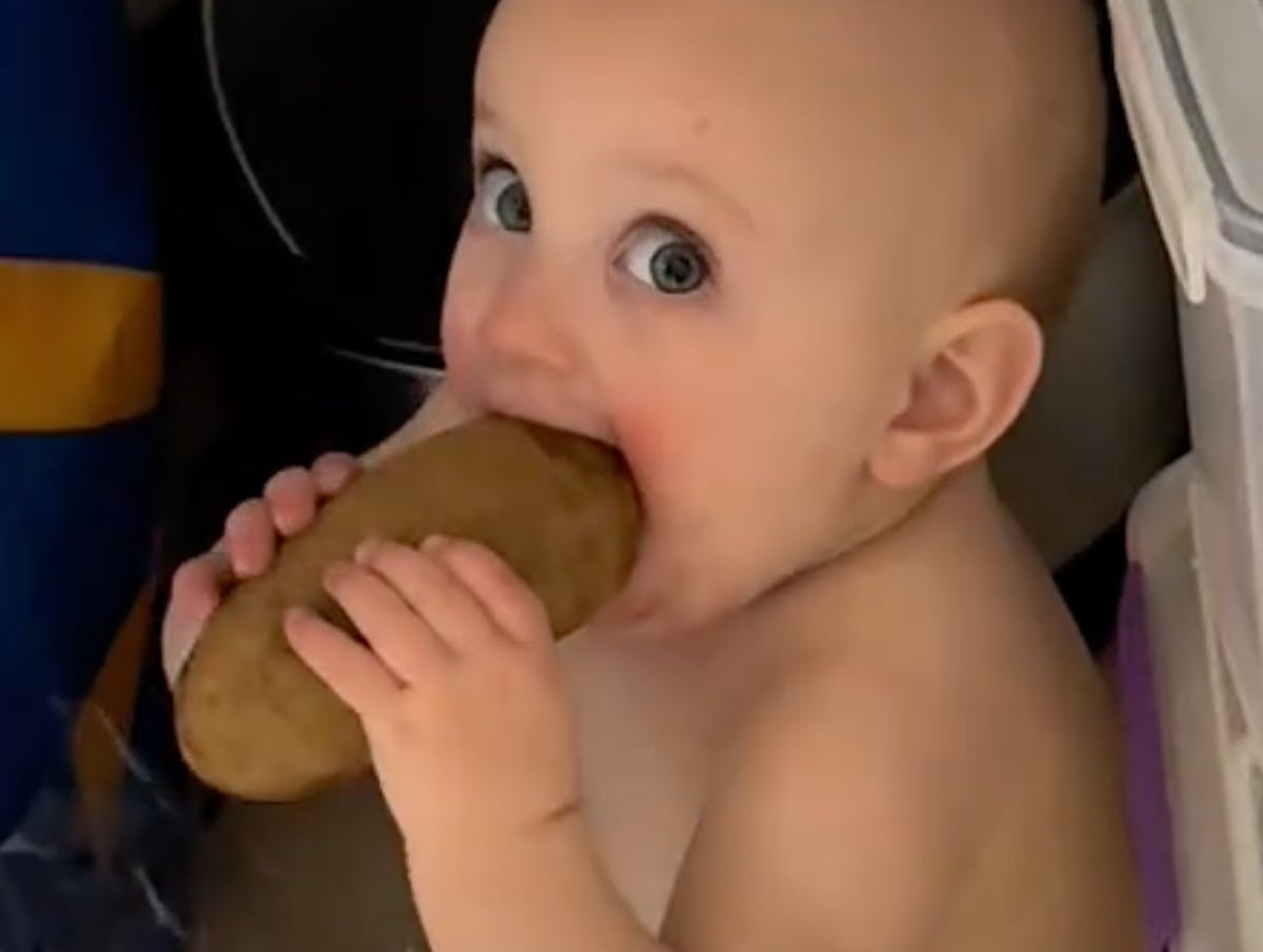 « Je l'ai vue s'y glisser » : une maman s'inquiète du silence de son bébé… et découvre l'adorable vérité