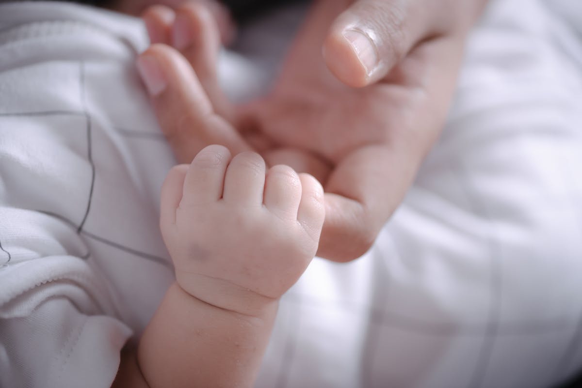 « Nos cœurs sont brisés » : une influenceuse perd son bébé à 40 semaines de grossesse, une société lui réclame le berceau prêté