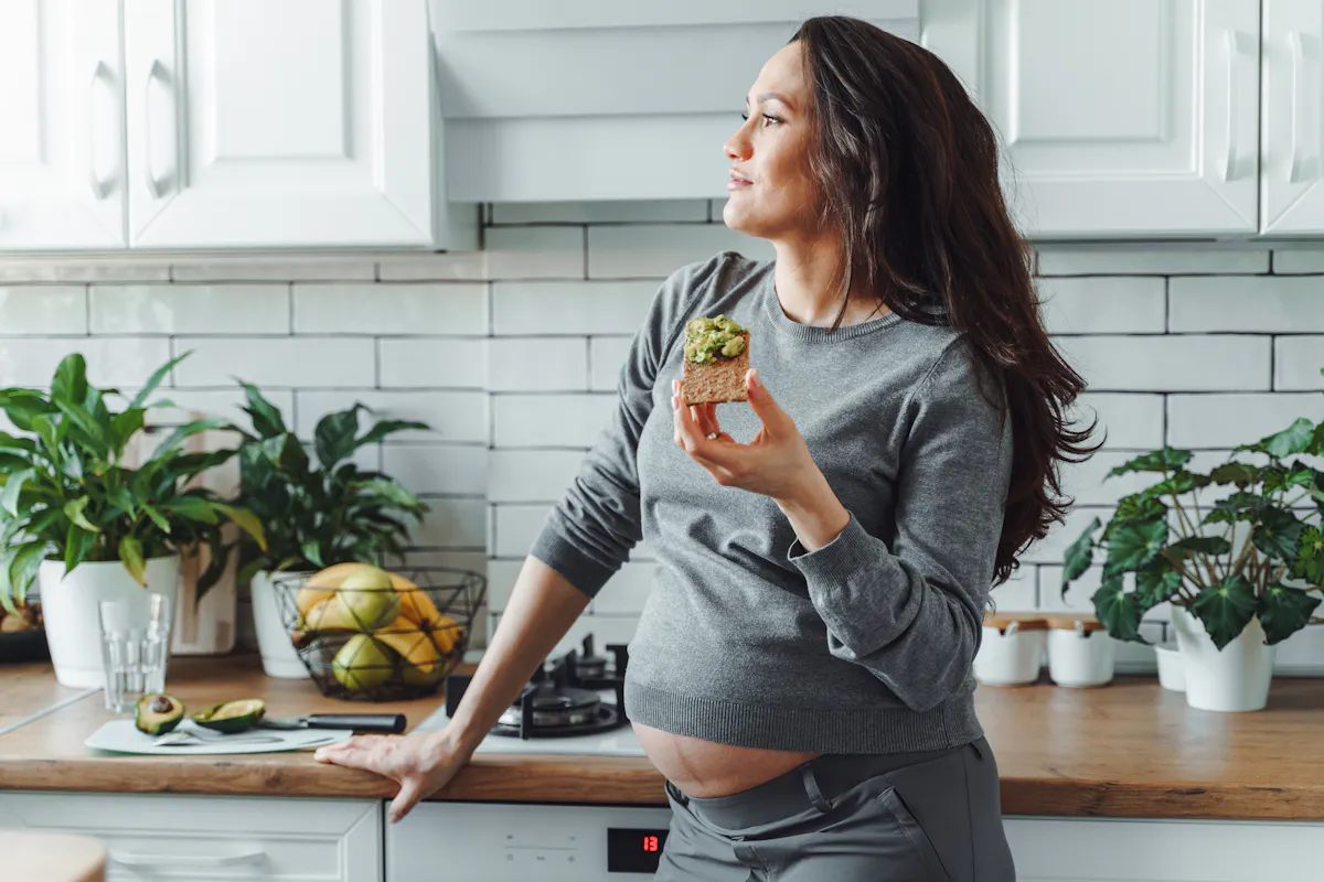 Grossesse : peut-on manger de l’avocat enceinte sans risque ? | Parents.fr