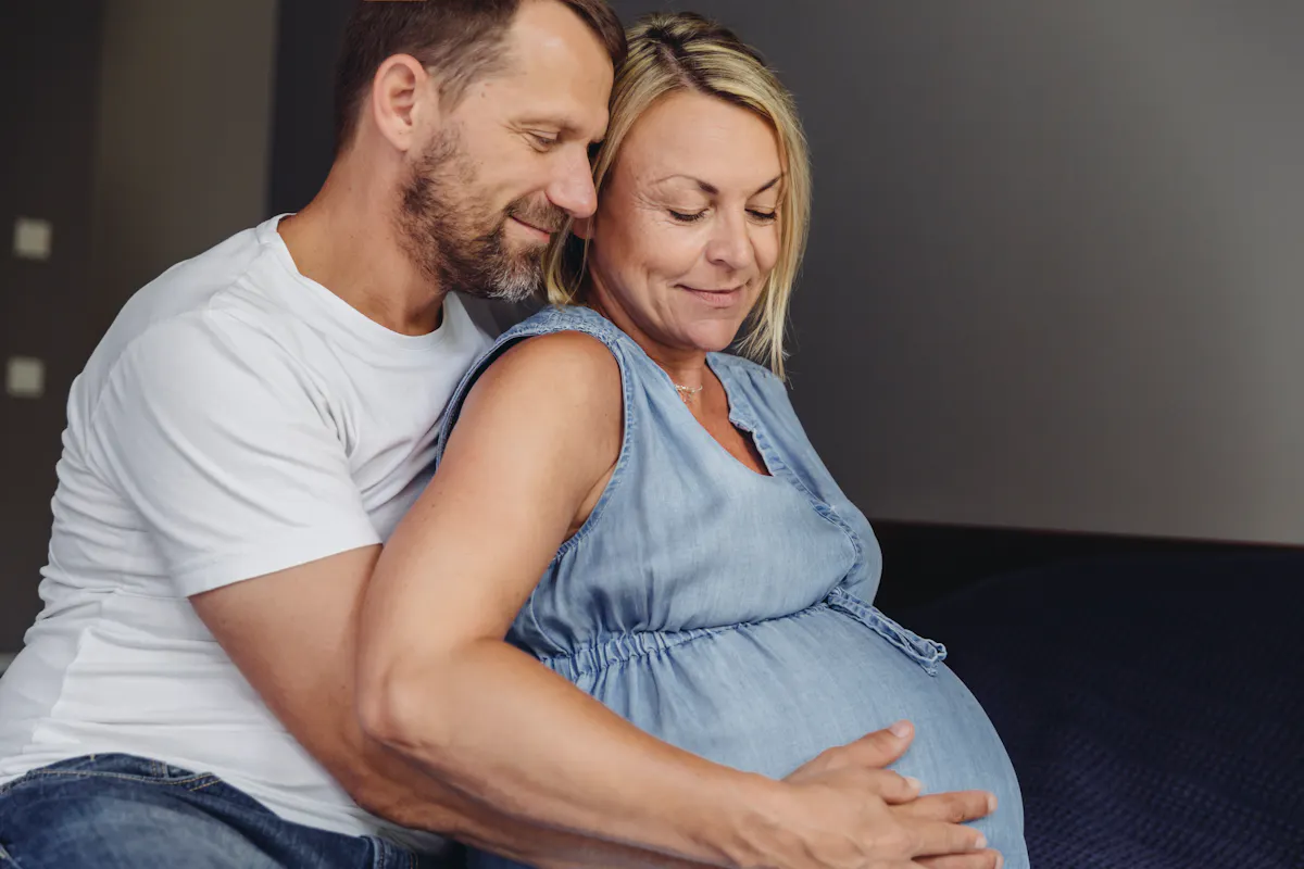 Âge maximum pour avoir un enfant : jusqu’à quand peut-on concevoir