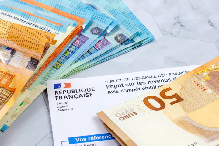 Smiley Face Lesson Check Impôts 2025 : faut-il déclarer les aides de la CAF ? | Parents.fr