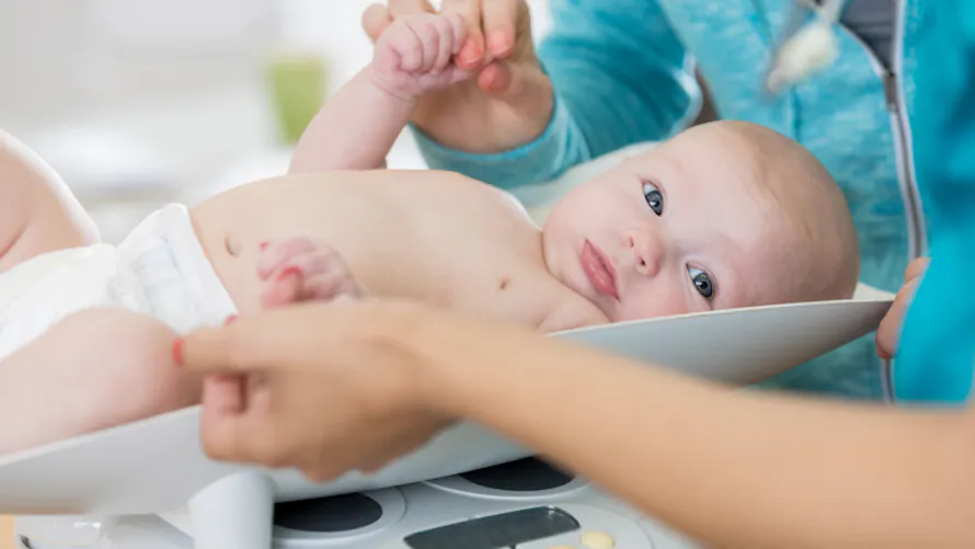 Courbe de Poids de bébé mois par mois dès la naissance | Parents.fr