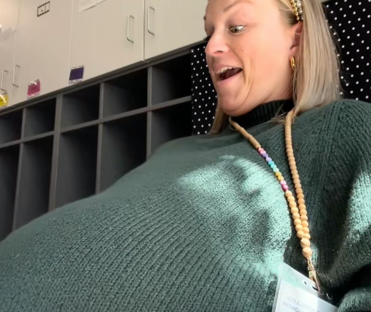 « Maîtresse, refais-le bouger ! » : une prof enceinte interrompt son cours pour partager un moment magique avec ses élèves