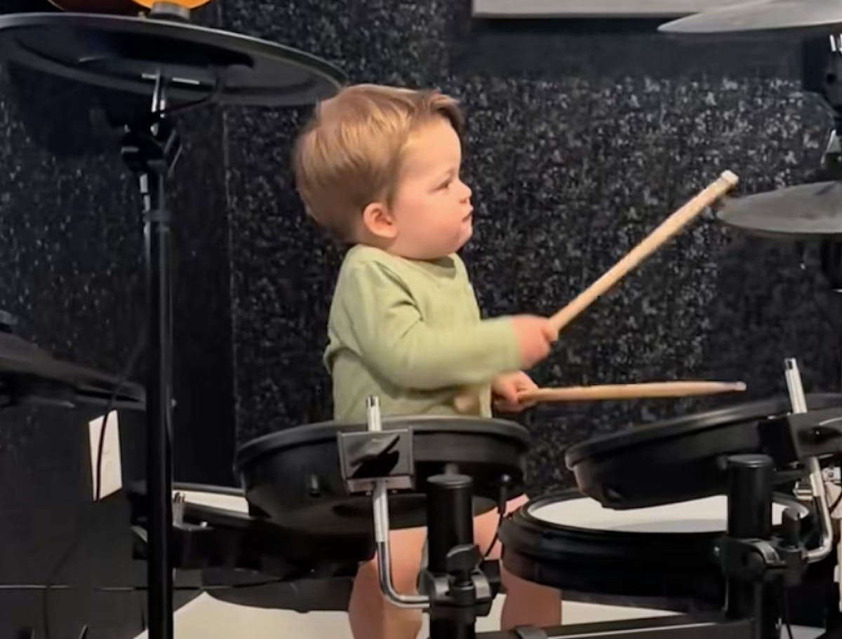 « Il a la musique dans le sang » : à 19 mois, ce bébé prodige impressionne à la batterie