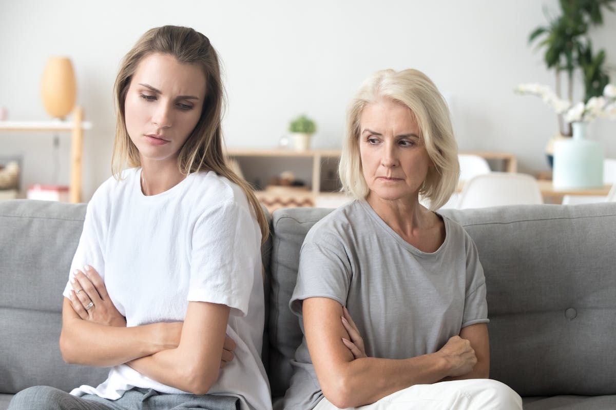 Voici la remarque blessante qui révèle la jalousie d'une mère envers sa fille selon une psy