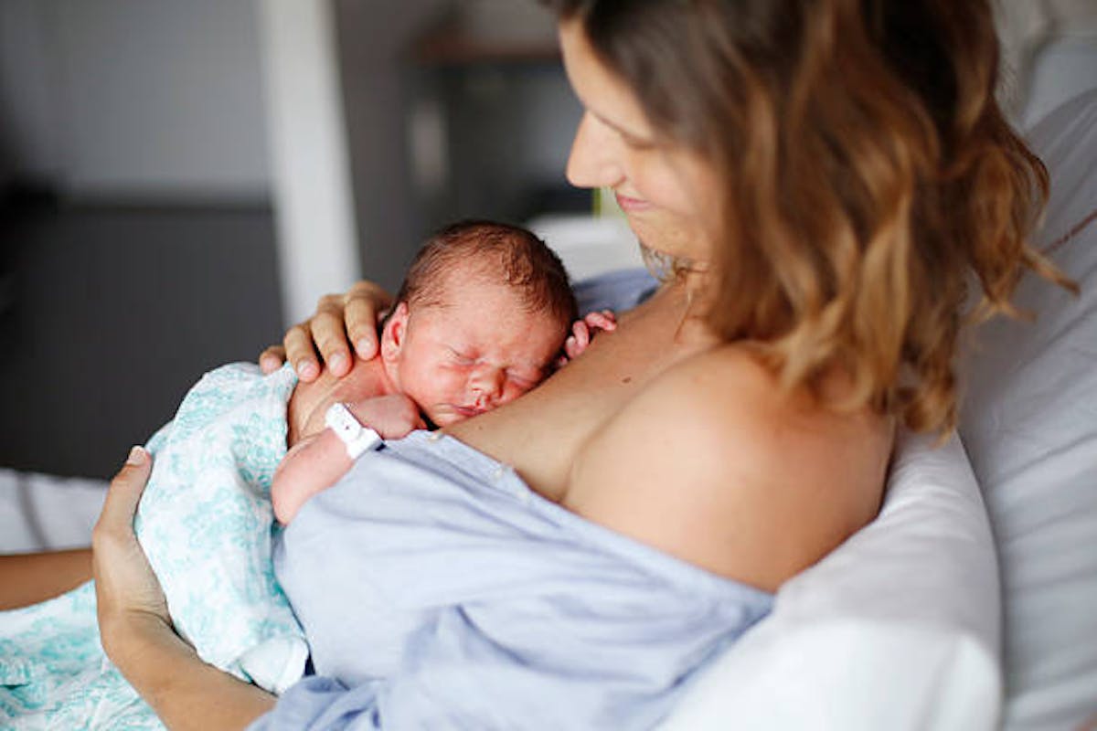 Insolite : après une opération rare pendant la grossesse de sa mère, ce bébé est né deux fois
