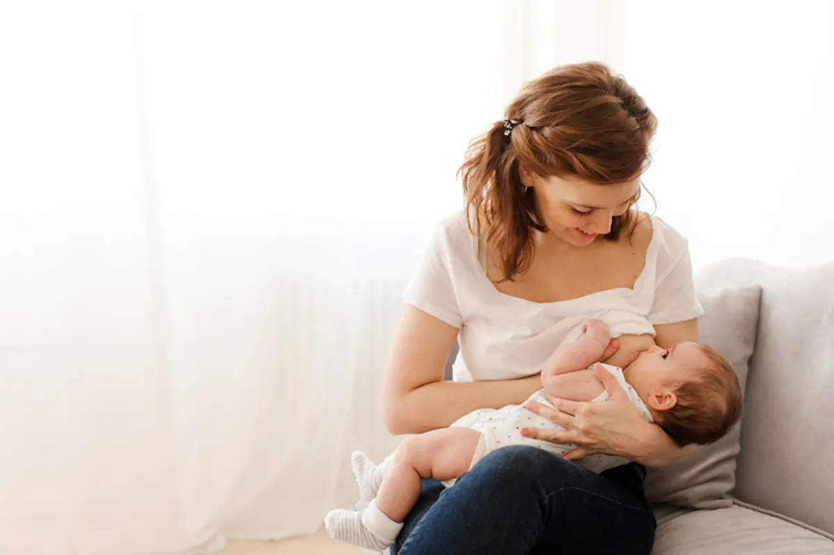 Nombre de tétées par âge : combien de fois bébé doit-il téter chaque ...
