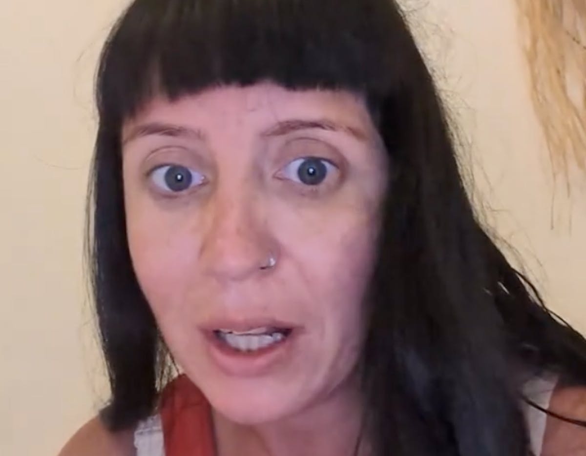 “C'est devenu tendance de détester les bébés ?” : une maman se fait critiquer pour avoir voyagé avec son nourrisson