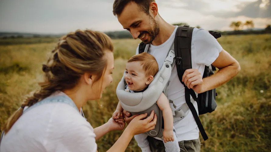 Comment habiller bébé lorsqu’il est en porte-bébé ? | Parents.fr