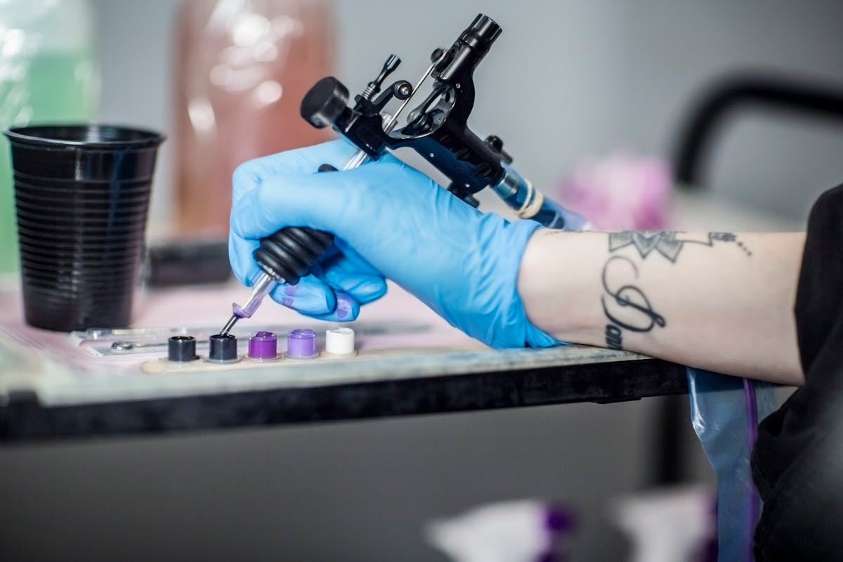 Des parents provoquent un scandale en tatouant leur bébé d'un an pour un concours TikTok.