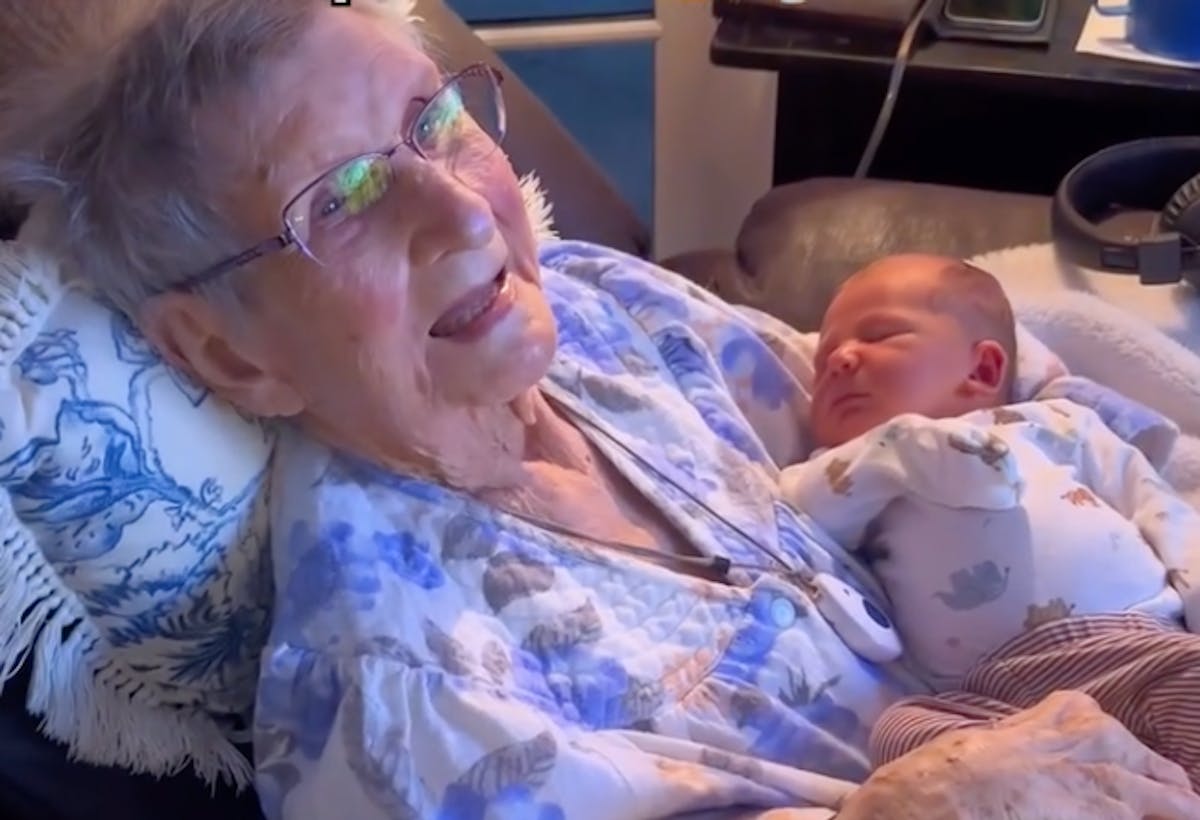 « La réaction hilarante d'une arrière-grand-mère face au prénom du bébé vue des millions de fois »