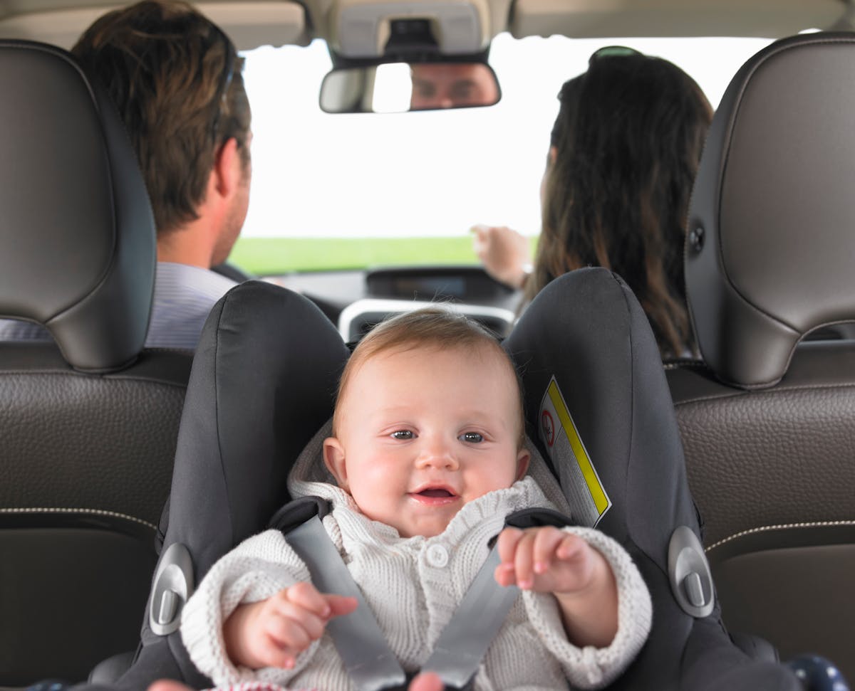 Pourquoi il ne faut pas laisser son enfant avec son manteau dans le siège-auto ?