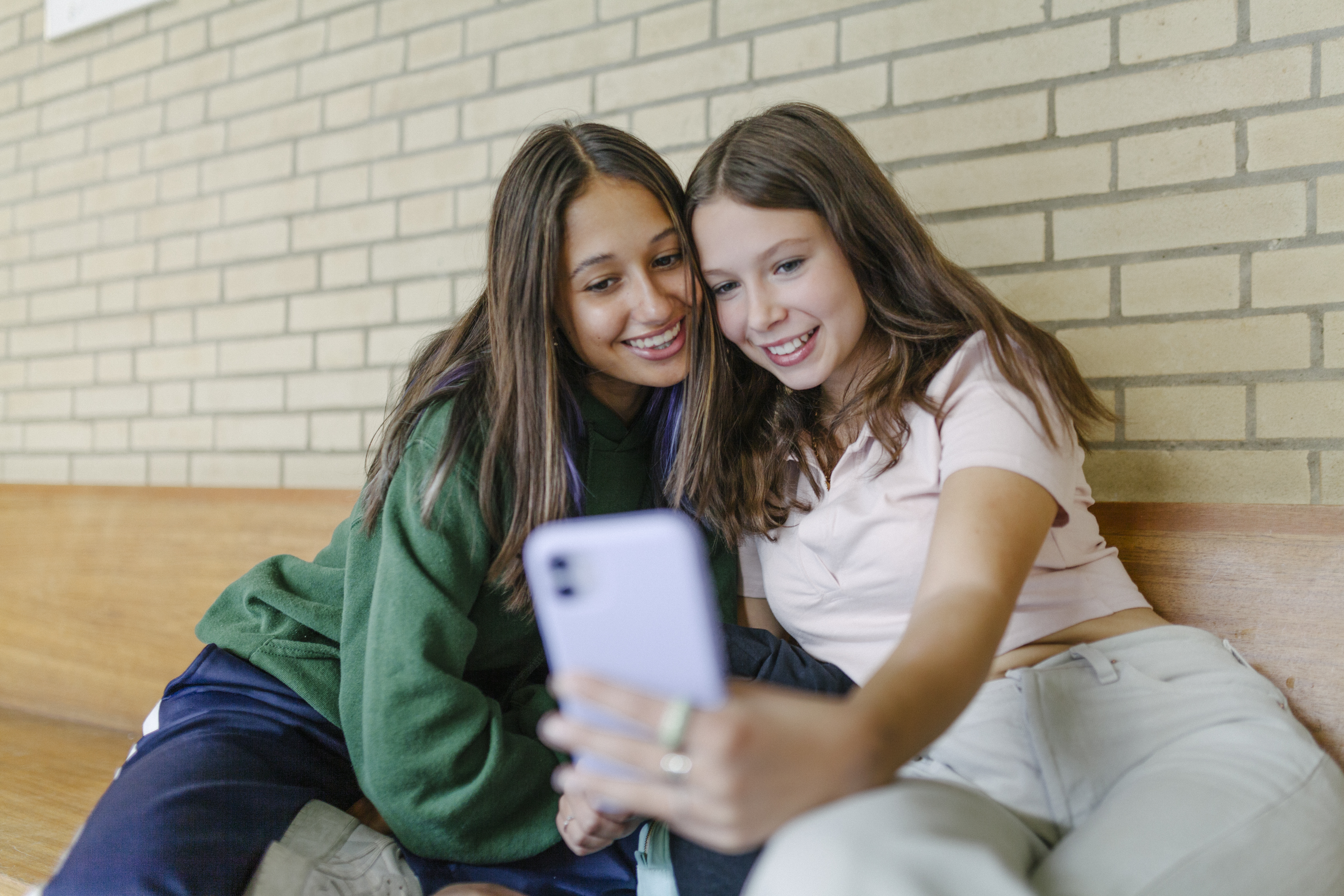 Interdiction des réseaux sociaux pour les moins de 15 ans : voici ce que  prévoit la future loi | Parents.fr