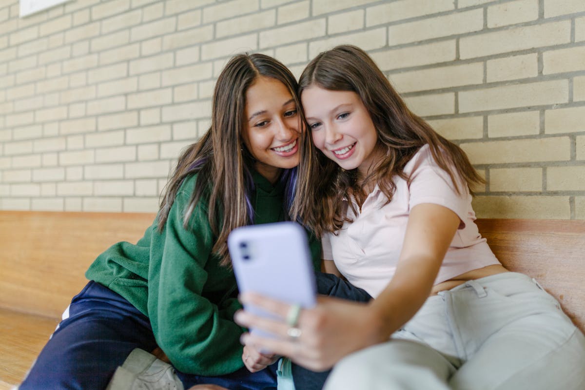 Interdiction des réseaux sociaux pour les moins de 15 ans : voici ce que prévoit la future loi | Parents.fr