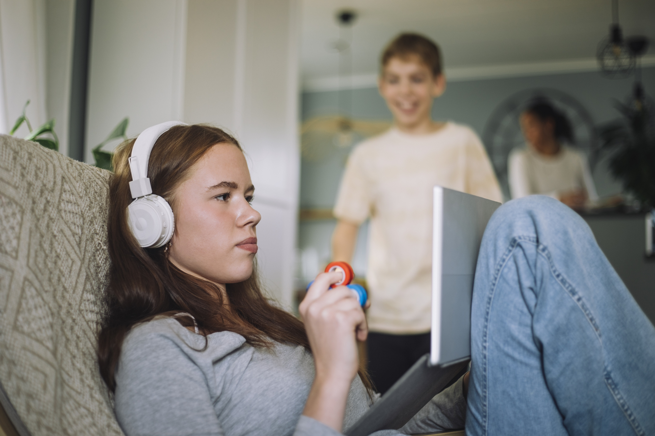 Quand regarder des vidéos en accéléré perturbe l'attention et la créativité des adolescents