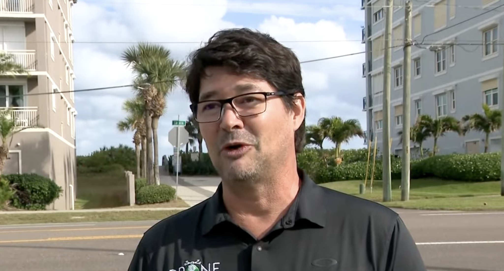 Ce papa sauve deux enfants en danger sur une route, ils avaient échappé à la surveillance de leur famille