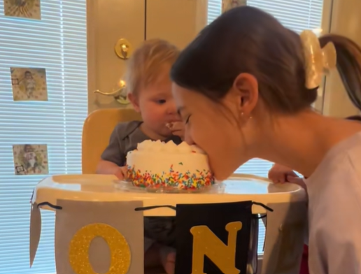 La réaction de ce bébé pas contente que sa soeur lui pique du gâteau fait le tour du web