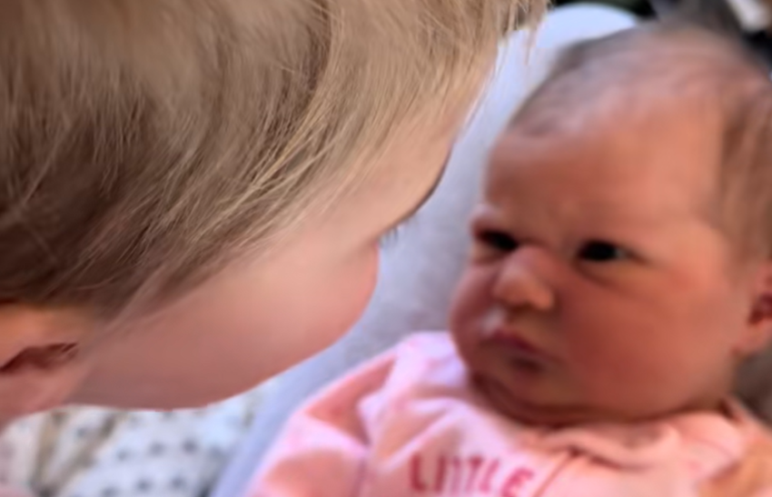Elle capture le moment où son fils embrasse sa petite soeur pour la première fois, sa réaction devient virale