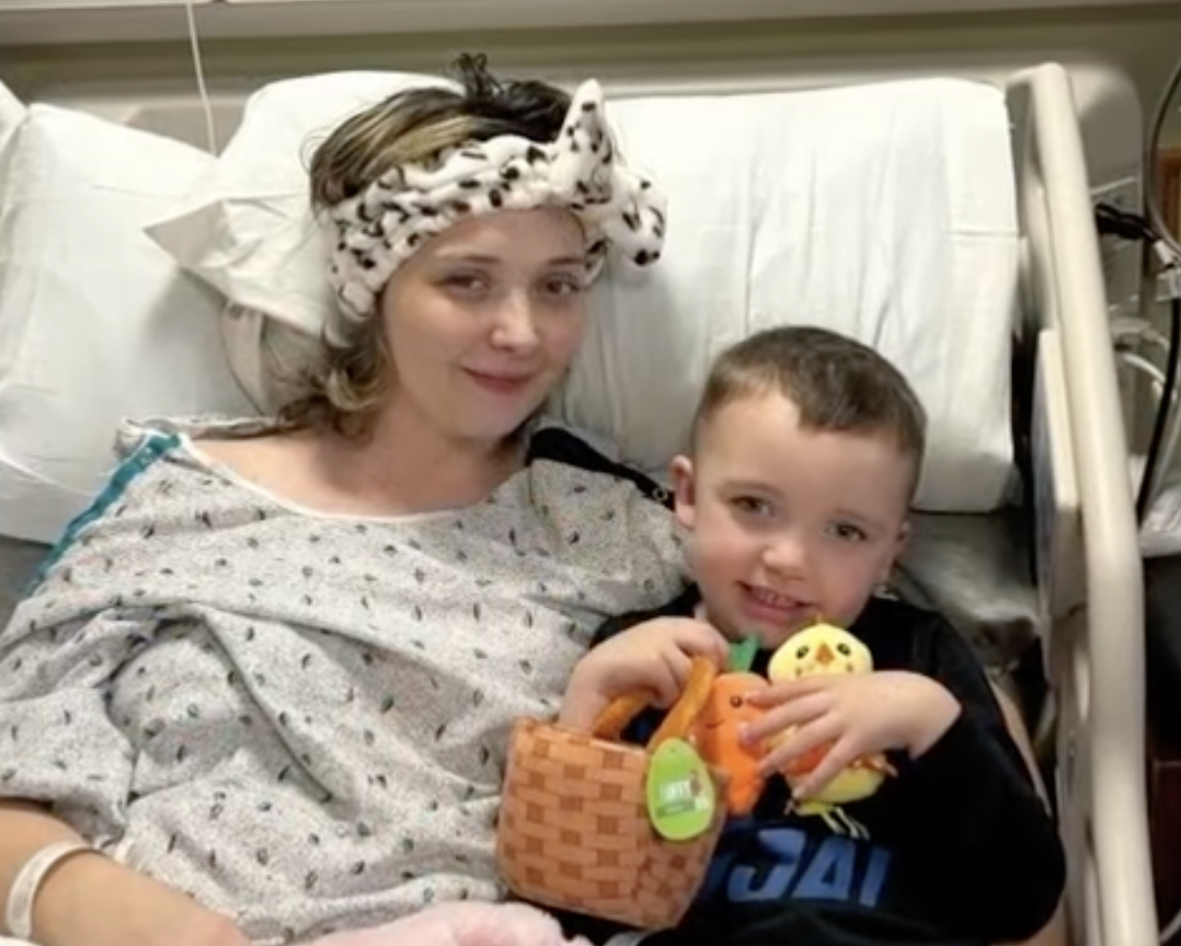 Atteinte d'un cancer incurable, cette maman solo organise ses funérailles et collecte des fonds pour ses deux enfants