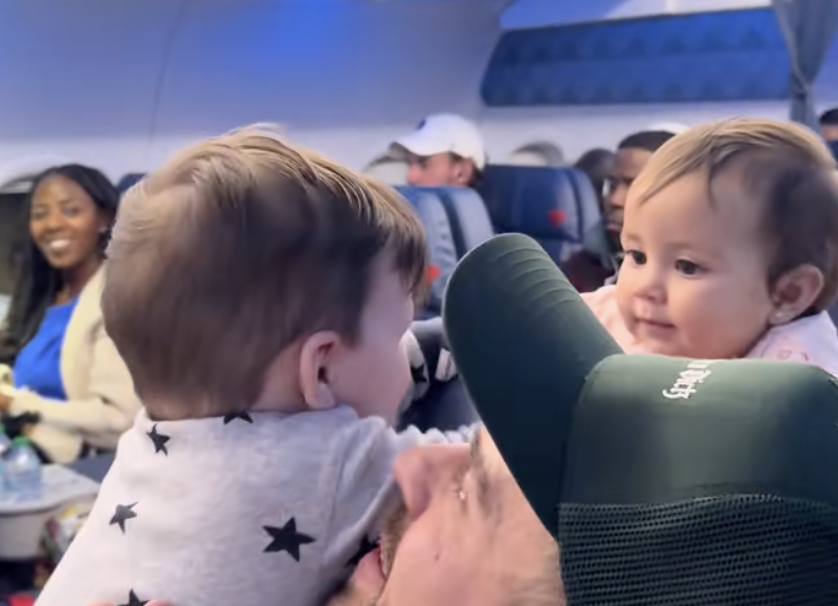 "Les gens riaient, les encourageaient même..." : deux bébés font fondre les passagers d'un avion