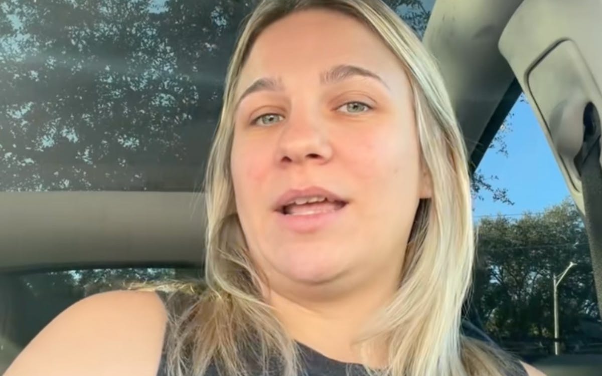 Excédée, cette maman jette la tablette de sa fille par la fenêtre de la voiture