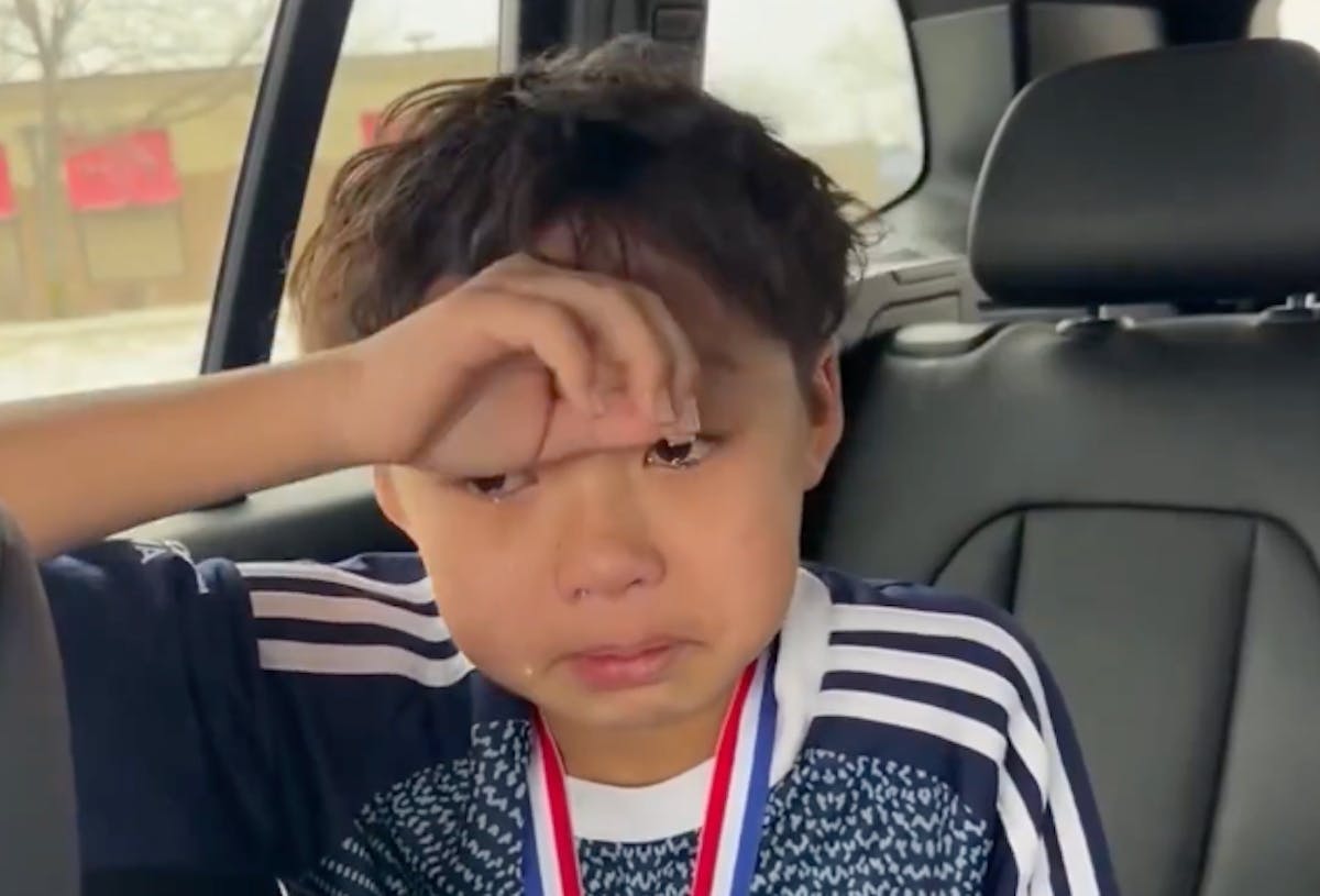 « Il a dit que Trump allait venir me chercher » : en larmes, un enfant victime de racisme bouleverse l'Amérique