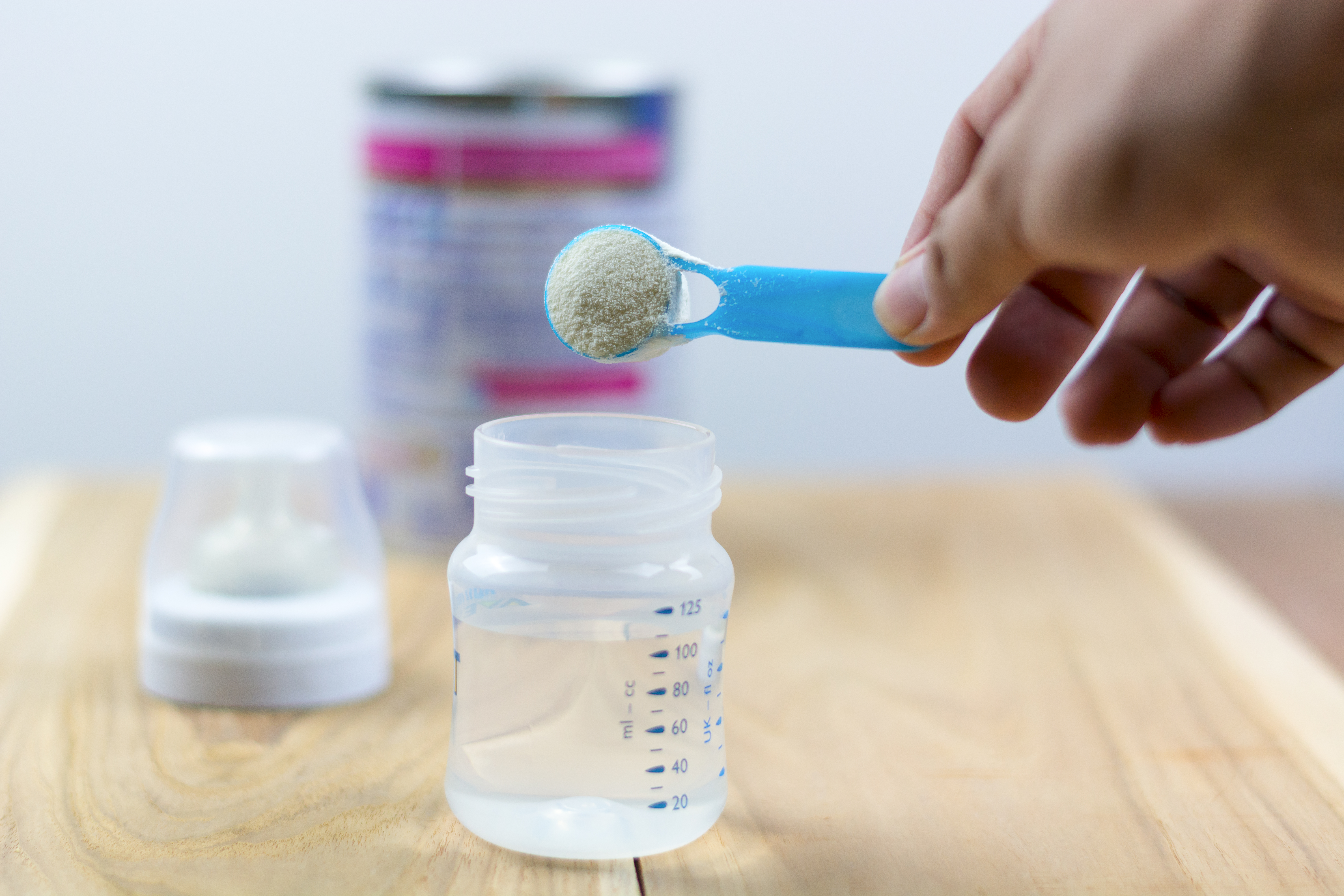 Rappel de laits infantiles : faut-il s'inquiéter après la mort de deux nourrissons ?