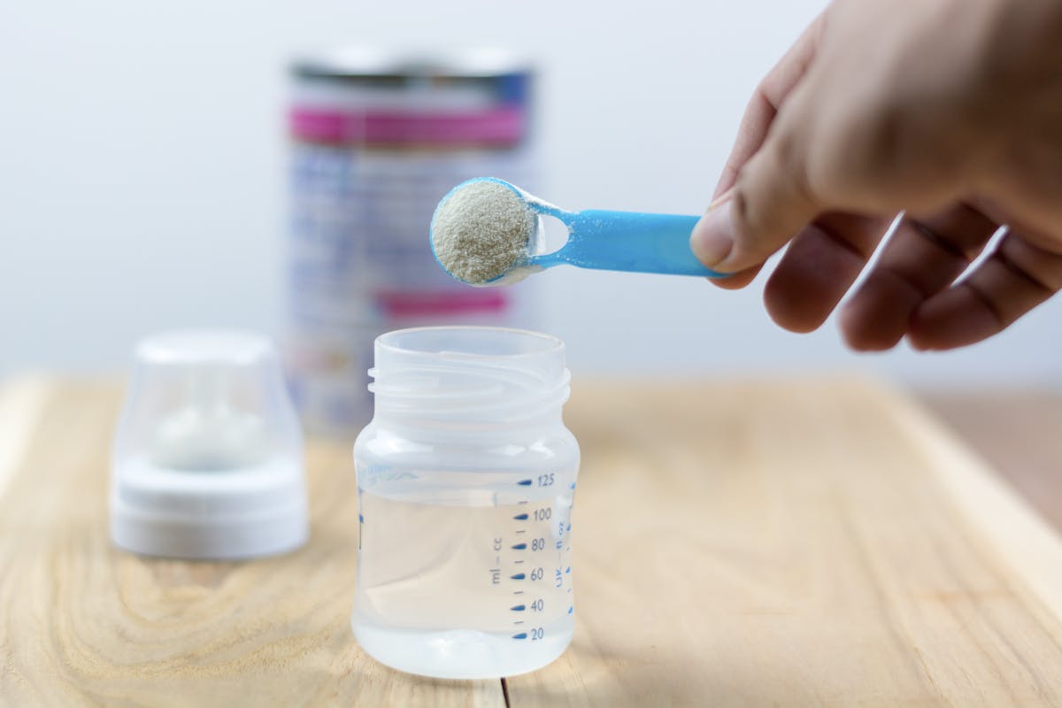 Rappel de laits infantiles : faut-il s'inquiéter après la mort de deux nourrissons ?