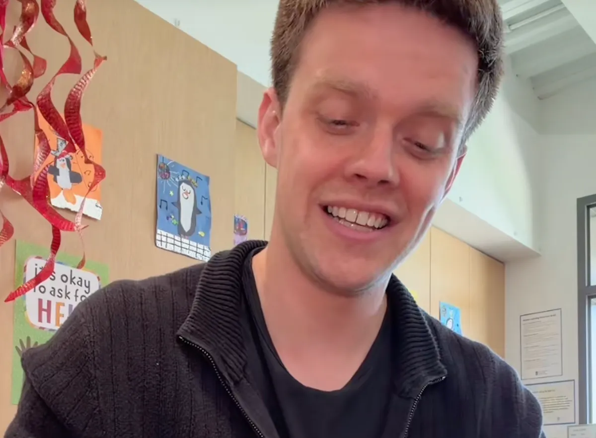 A teacher suggests to his students to change their first name for the day: the success is complete