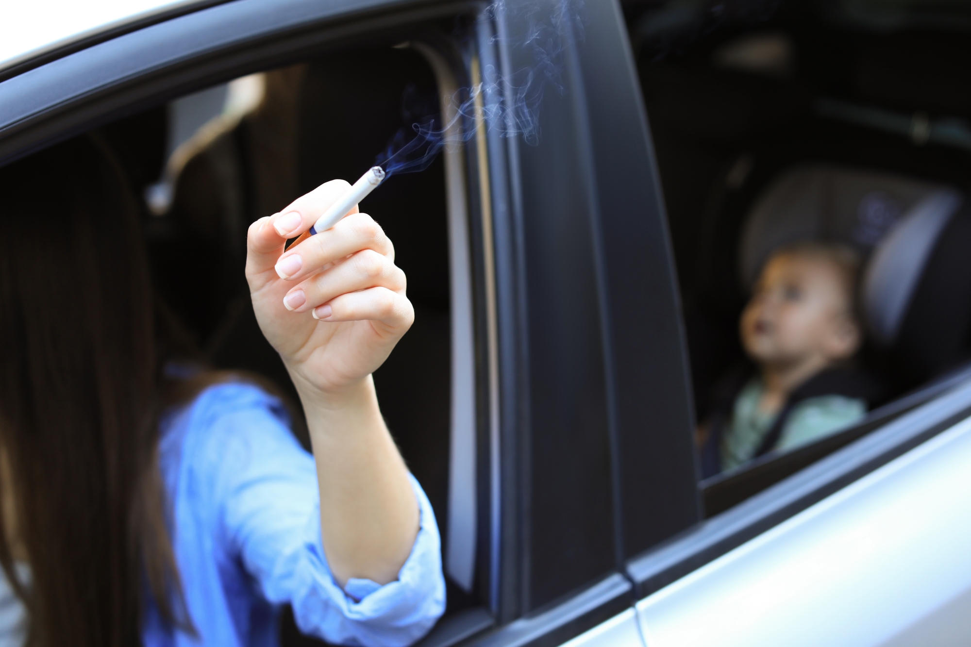 Fumer en voiture avec un enfant : ce que dit vraiment la loi en France