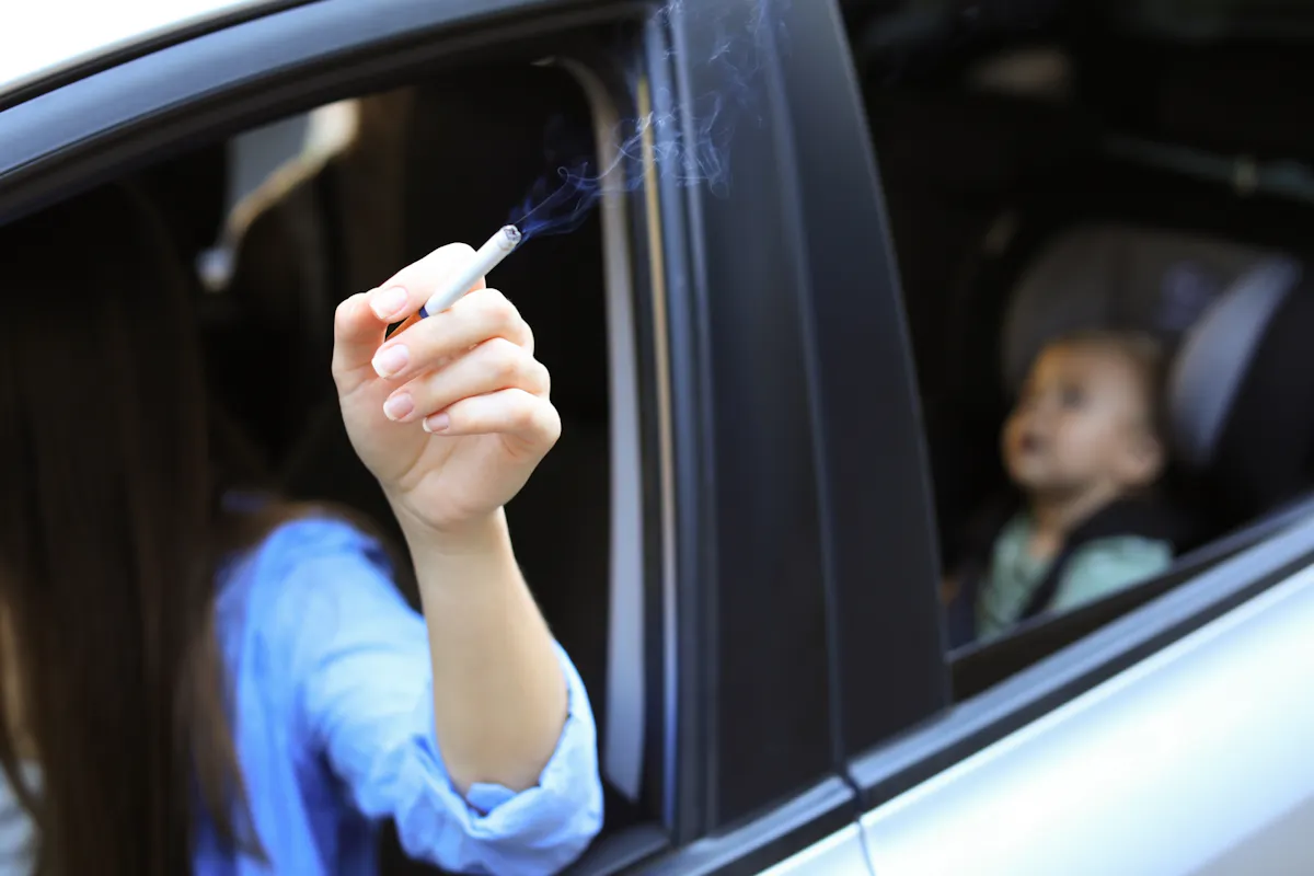 Fumer en voiture avec un enfant : ce que dit vraiment la loi en France