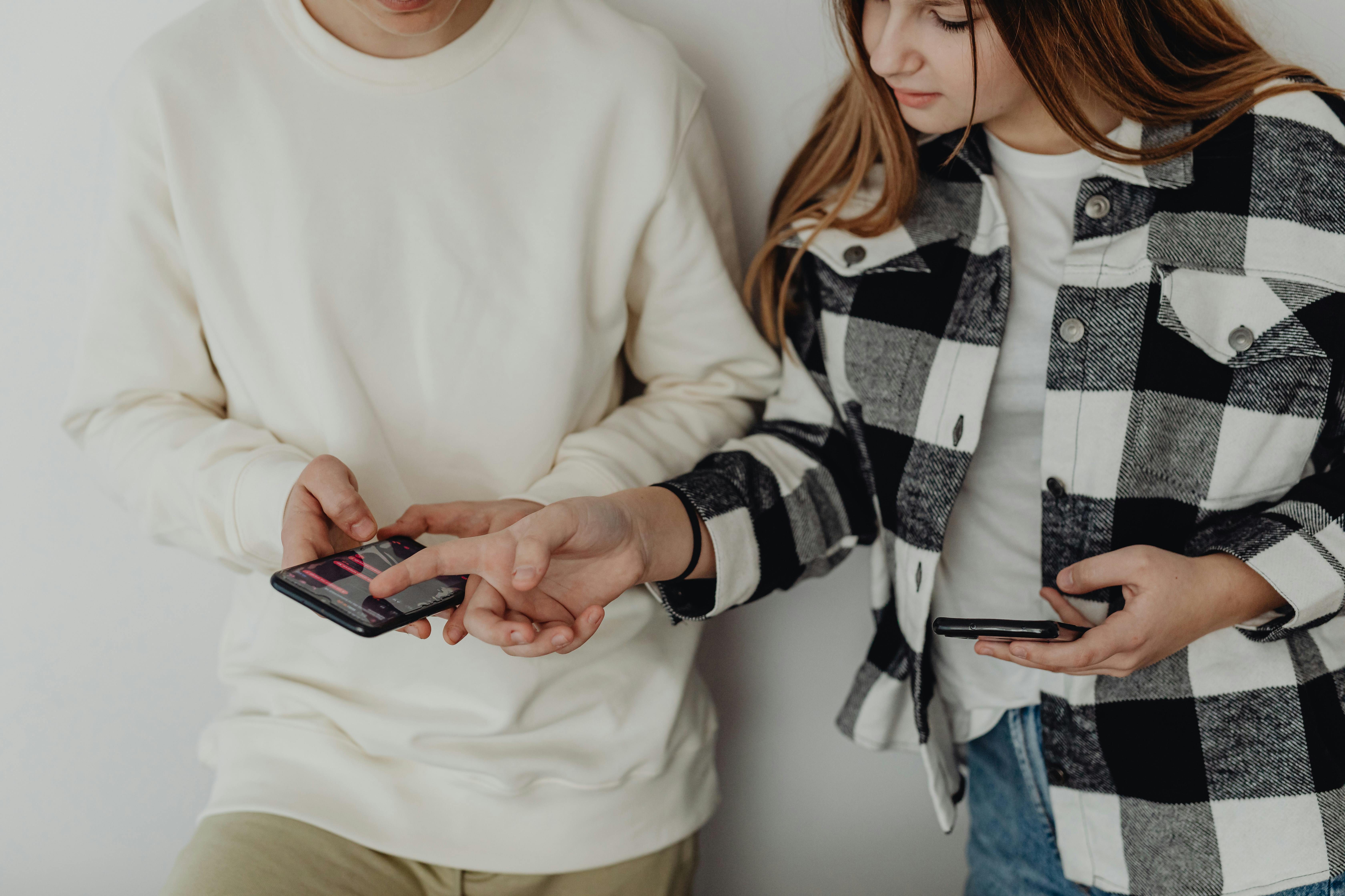 Quel bilan depuis que l'Australie a interdit les réseaux sociaux aux moins de 15 ans ? Le résultat est sans appel