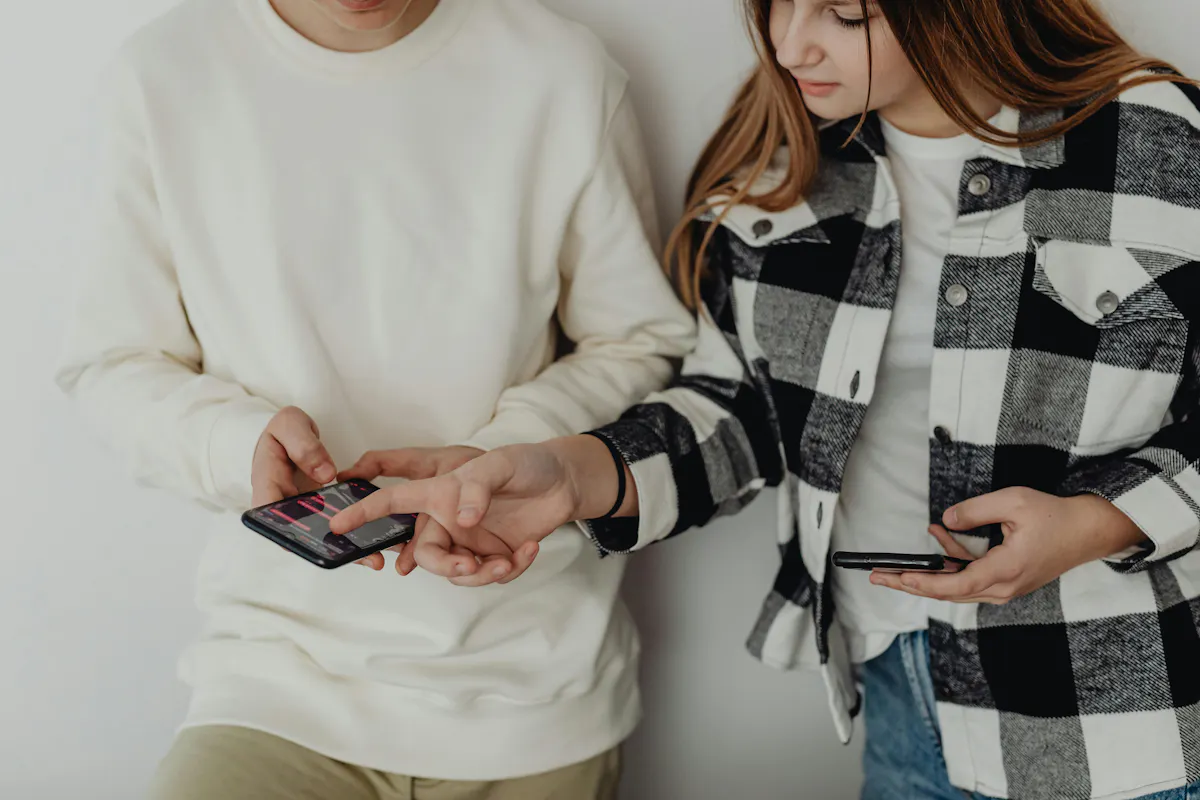 Quel bilan depuis que l'Australie a interdit les réseaux sociaux aux moins de 15 ans ? Le résultat est sans appel