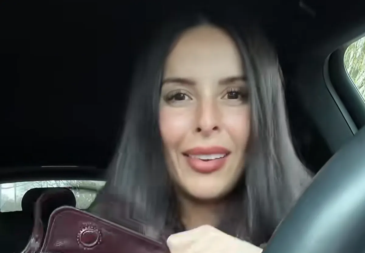La tenue de cette maman pour la réunion parents-profs divise TikTok... Et si on la laissait juste faire ce qu'elle veut ?