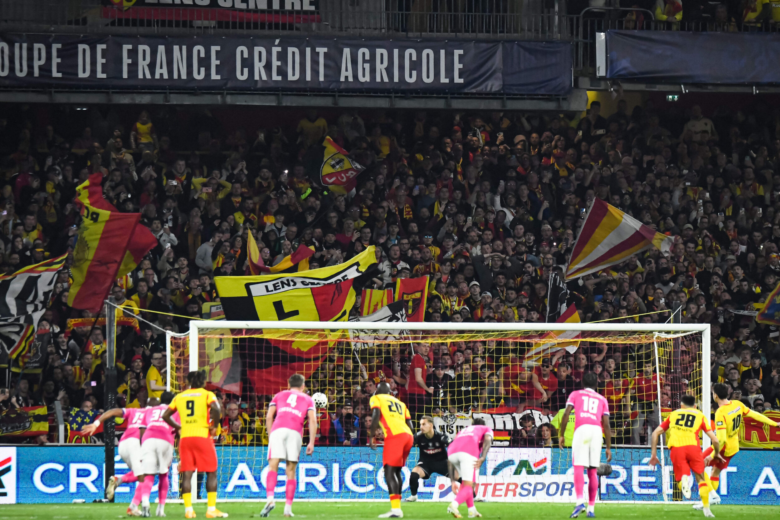 RC Lens : à 16 ans, il marque pour sa première en Ligue 1, son père bouleversé en tribunes