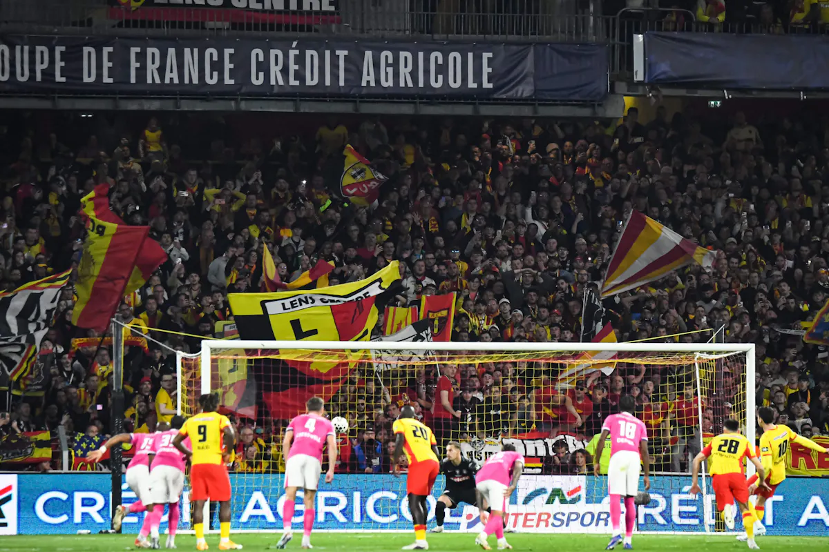 RC Lens : à 16 ans, il marque pour sa première en Ligue 1, son père bouleversé en tribunes