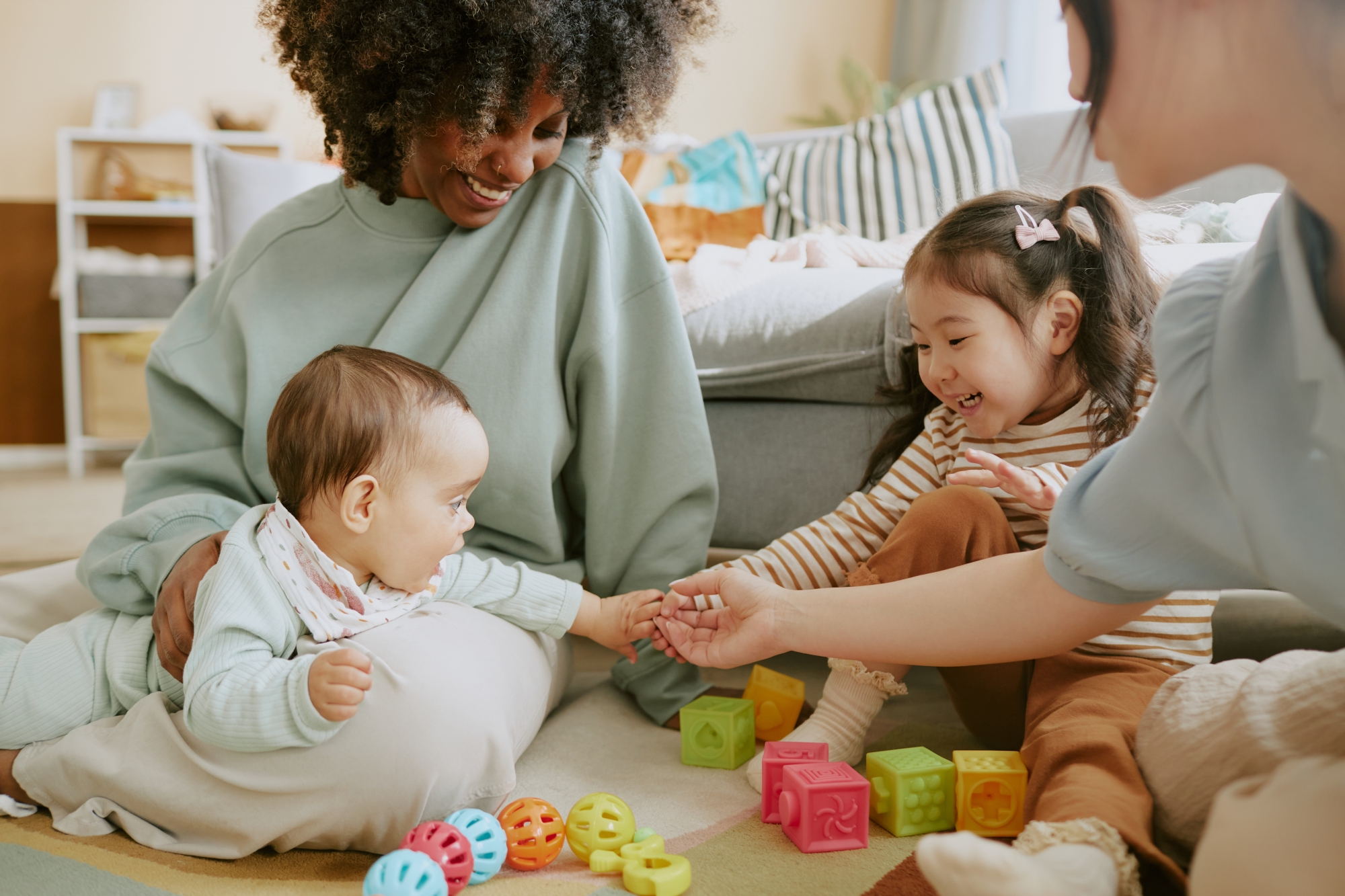 Face à la pénurie de garde d’enfants, ces parents ont trouvé des solutions alternatives
