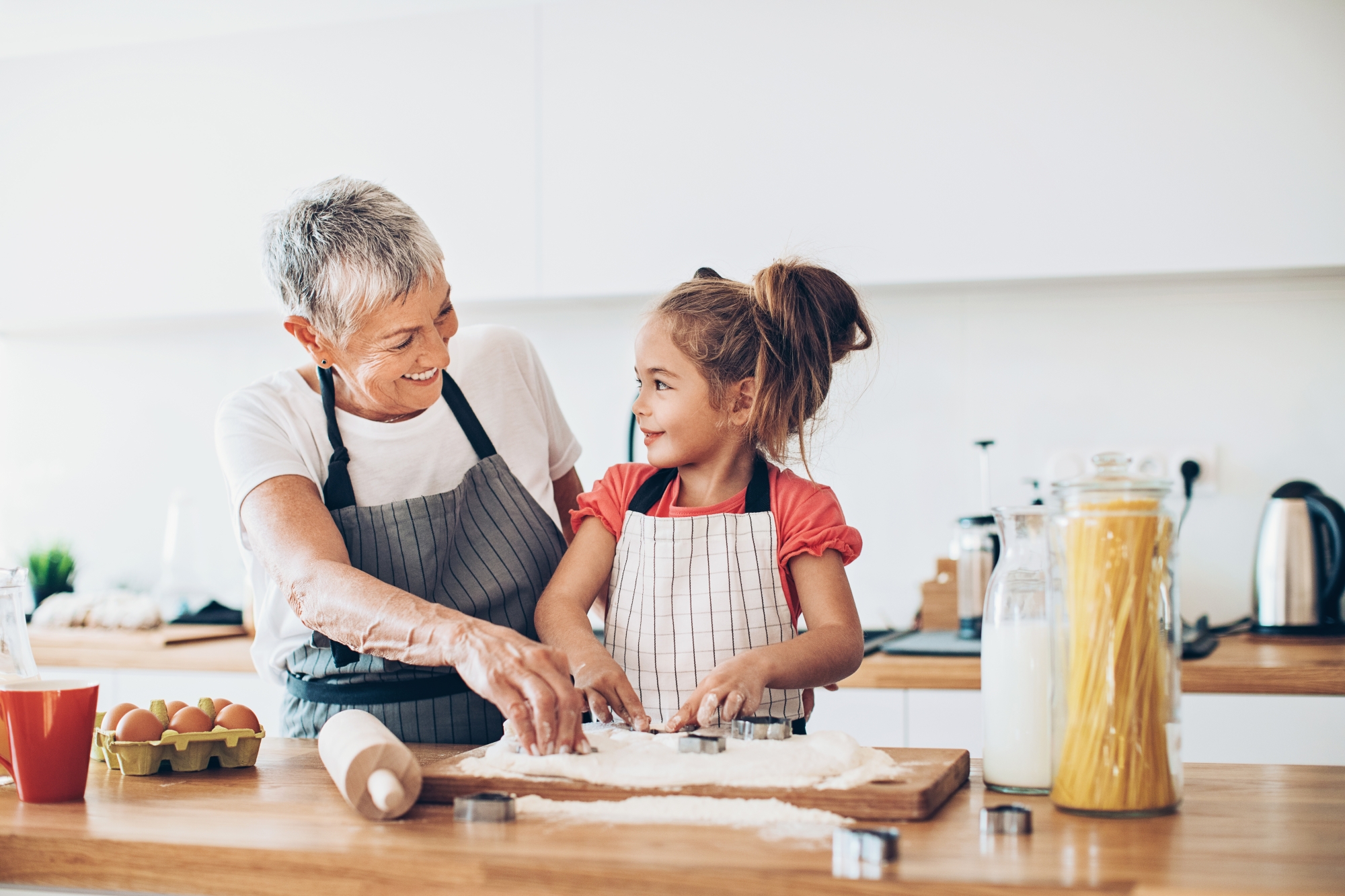 Les 3 phrases à dire à sa belle-mère quand elle prend trop de place avec le bébé