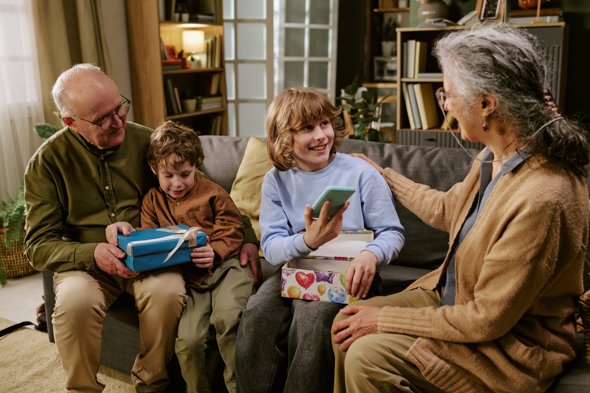 Les 3 phrases à dire quand les grands-parents offrent trop de cadeaux à votre enfant