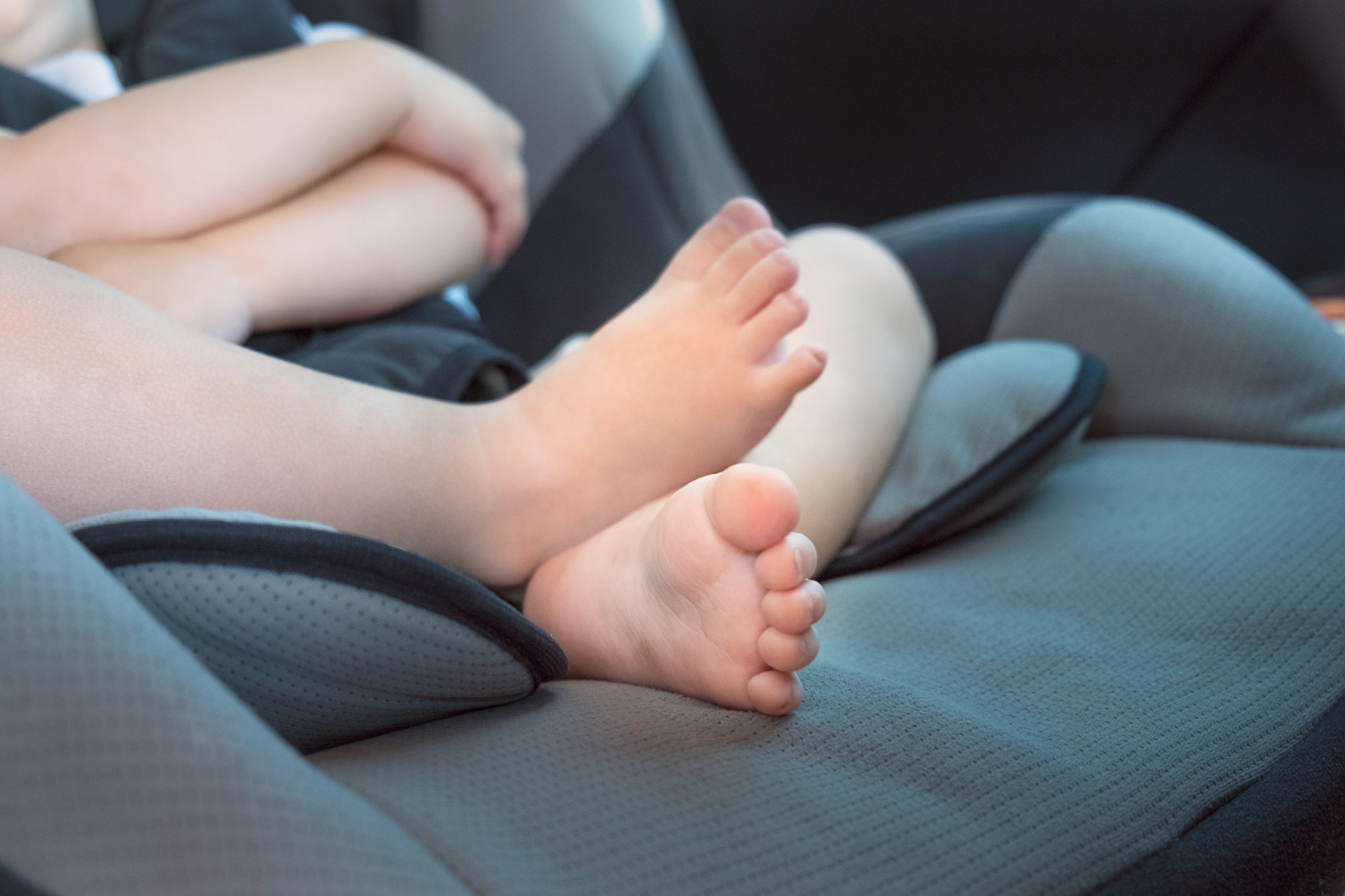 Marseille : un enfant de 2 ans oublié dans une voiture, une passante brise une vitre pour le sauver